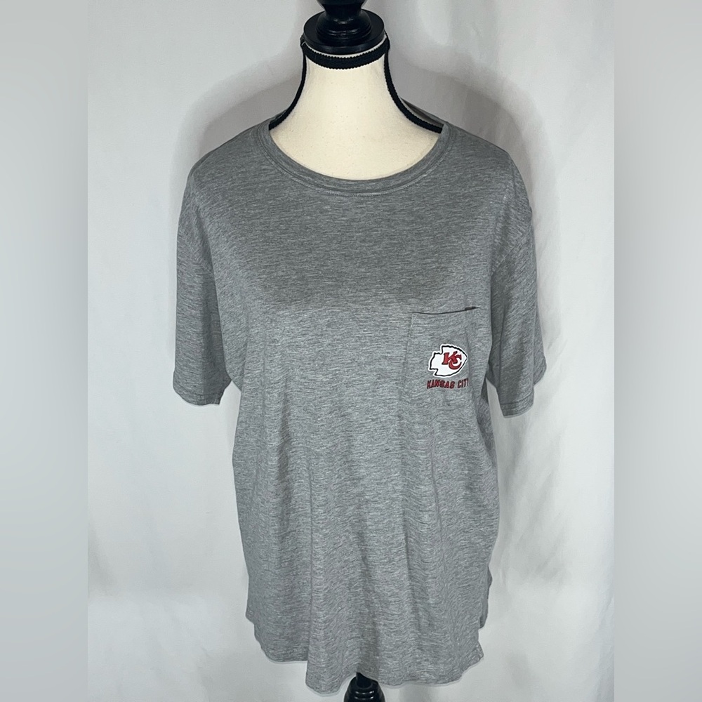NFL Team Apparel Kansas City Chiefs Helmet Graphic Unique Women’s T-Shirt XL - Picture 2 of 8